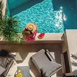 One B With Heated Private Pool 아파트 *