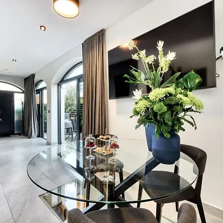 One B With Heated Private Pool Apartman