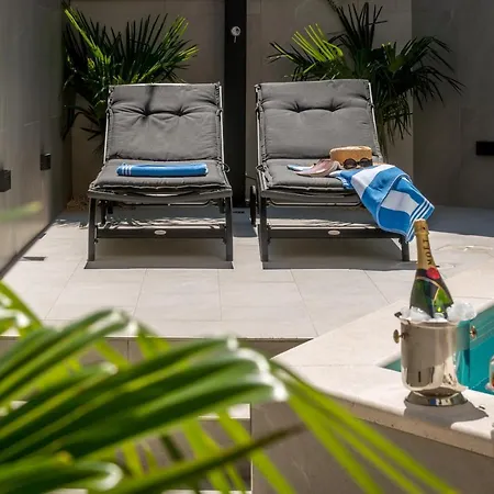 One B With Heated Private Pool Apartman *