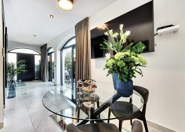 One B With Heated Private Pool Apartment